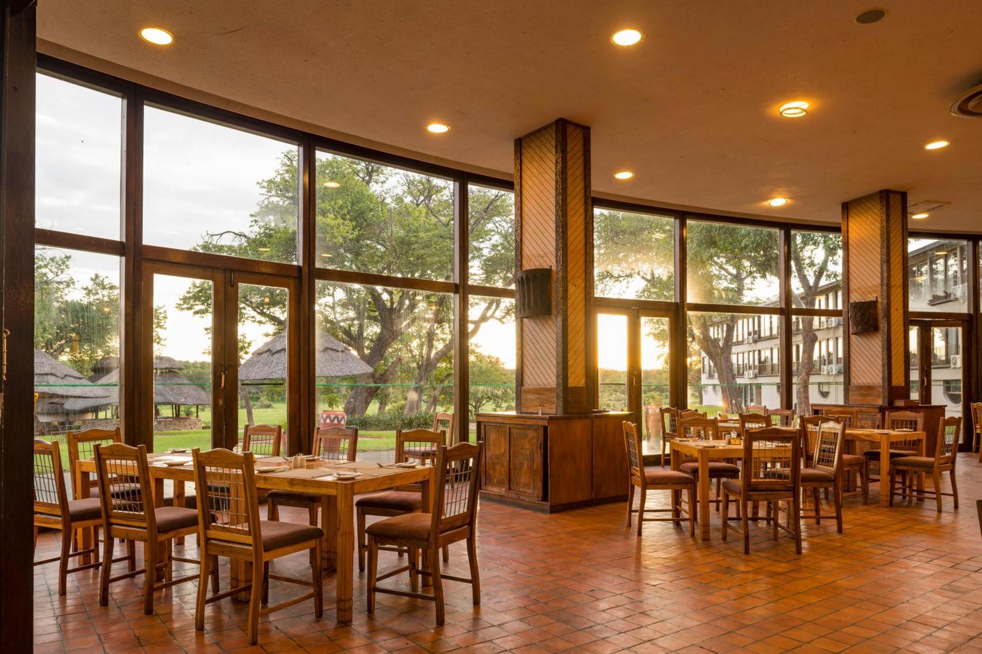 Hwange Safari Lodge Dete Екстериор снимка